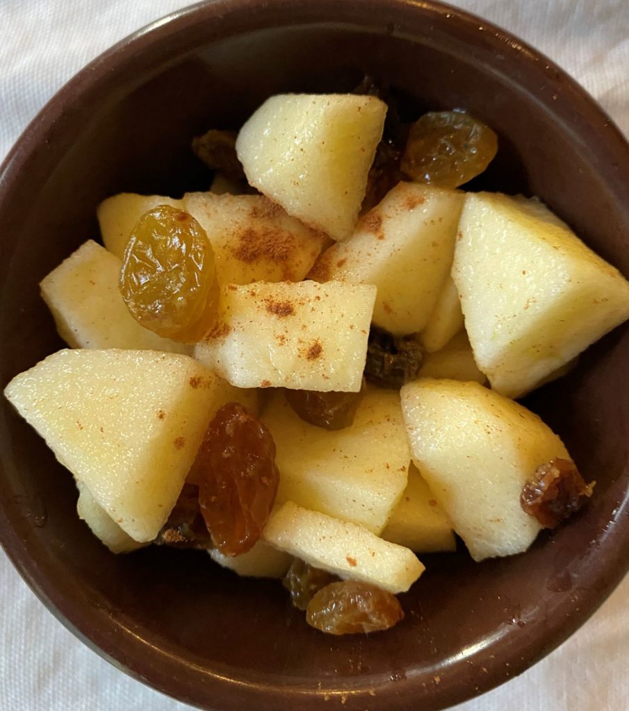 simple for the little ones - raisins and apples with cinnamon